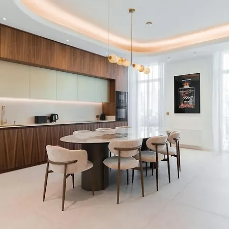 3 Centre Apartment *